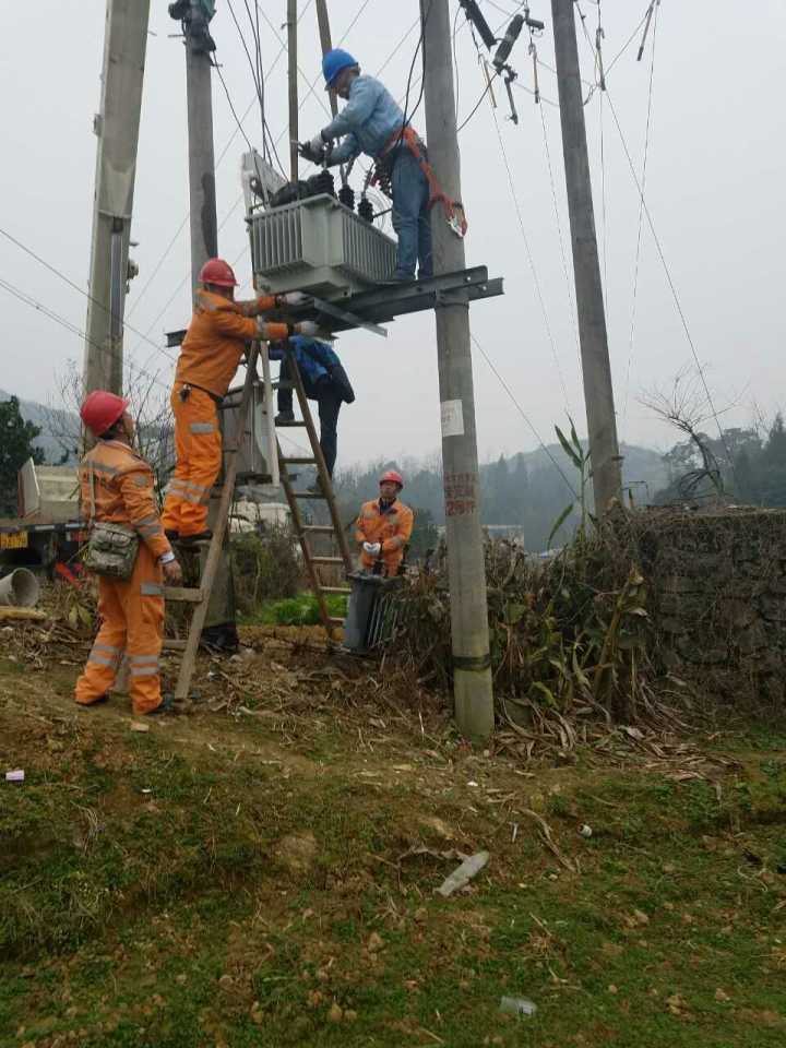 守護(hù)燈火，電力人在行動——松桃供電局一線員工春節(jié)保電側(cè)記