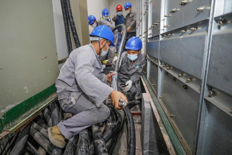 與時(shí)間賽跑，為生命加速 電力員工星夜鏖戰(zhàn)為醫(yī)院用電“增容”