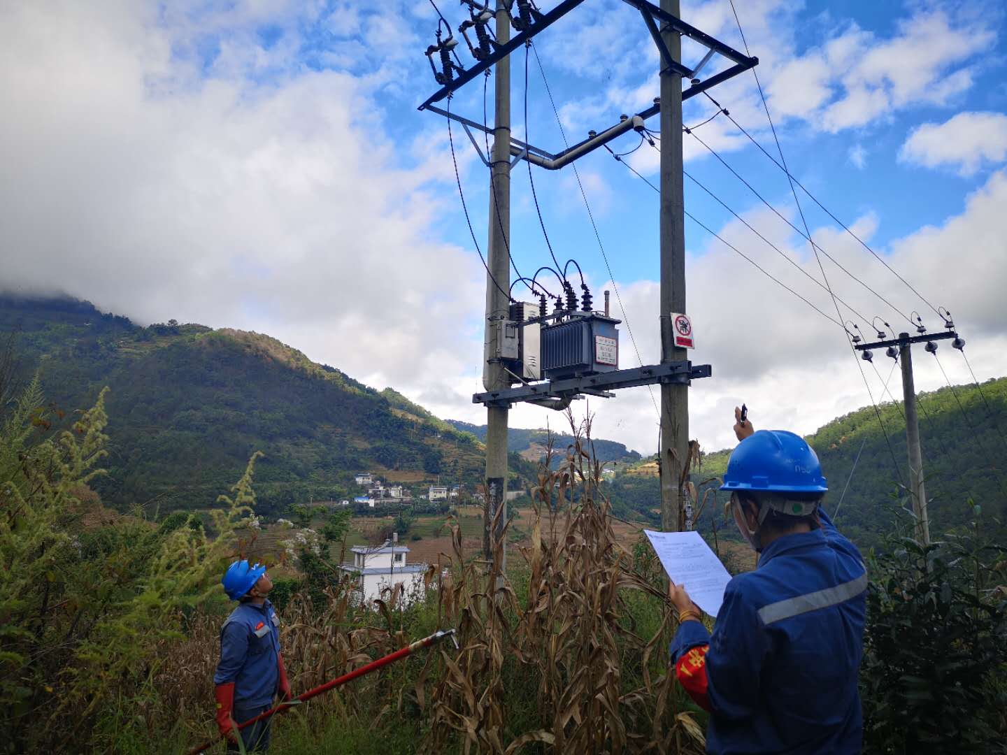 臨滄云縣供電局開展線路維護(hù)改造，全面提升供電可靠性