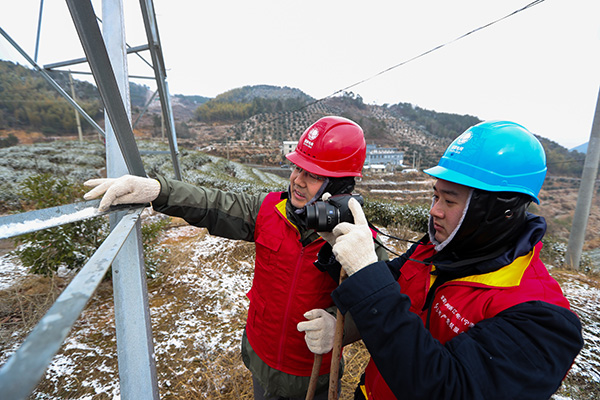 國網寧?？h供電公司：踏冰踩雪巡線忙 保萬家燈火明