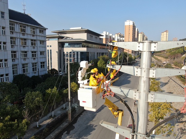 國網樂安縣供電公司開展帶電作業(yè)保電網迎峰度冬