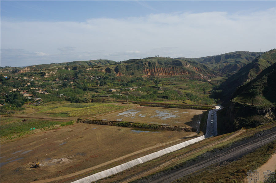 煤矸石填溝造地，千畝溝壑變良田