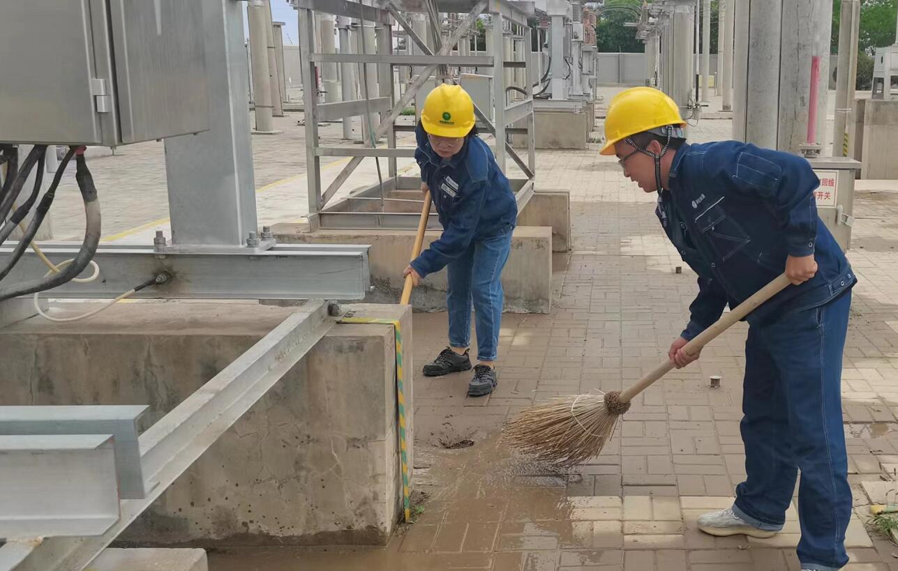 戈壁有雨，阿電人全力出擊保供電