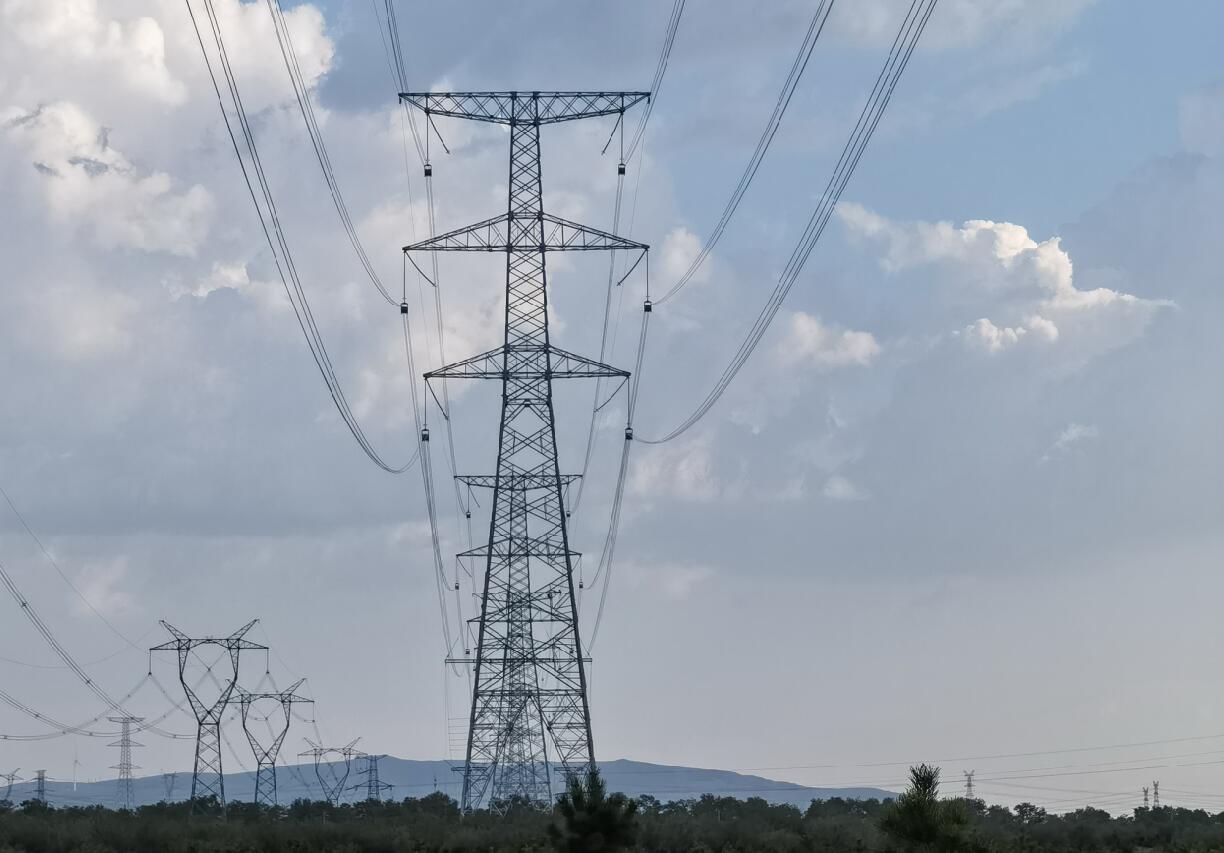 集寧熱電廠二期500千伏送出工程首個區(qū)段架線完畢