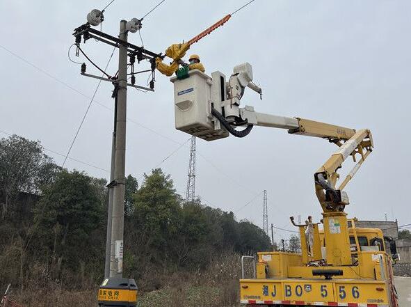 國網石門縣供電公司帶電作業(yè)助力迎峰度冬