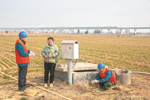 山東省梁山縣：黃河灘區(qū)上，井在地頭，電到井口