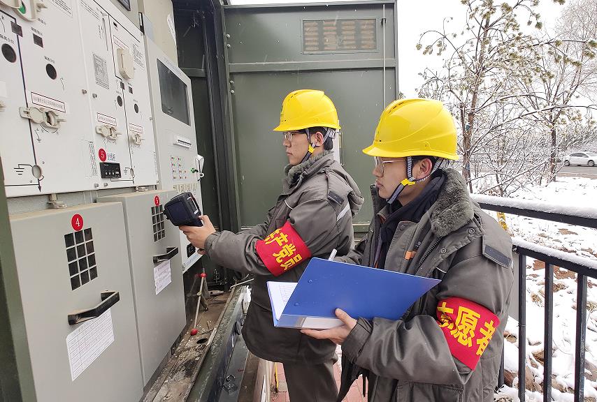 雨雪天氣特巡 保障電網安全運行