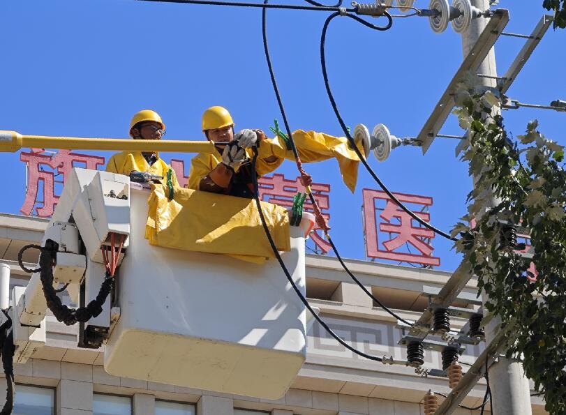 阿拉善供電公司迎夏峰帶電消缺，保醫(yī)電“汗”衛(wèi)民生