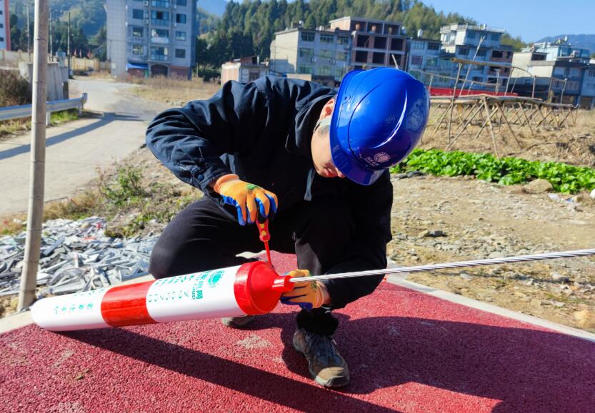 國(guó)網(wǎng)福鼎市供電公司電桿拉線換“防撞衣” 護(hù)航電網(wǎng)運(yùn)行安全