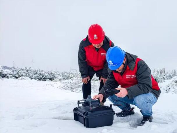 國網(wǎng)偃師供電公司雪后特巡保供電 護(hù)航城市“生命線”