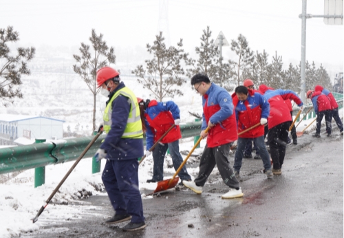 陜投集團(tuán)趙石畔煤電以雪為令齊上陣 除雪破冰保暢通