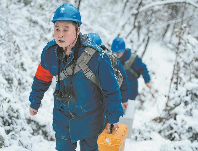 【國網(wǎng)楷?！恐芗t亮：巡行秦嶺深處 守護(hù)線路安全