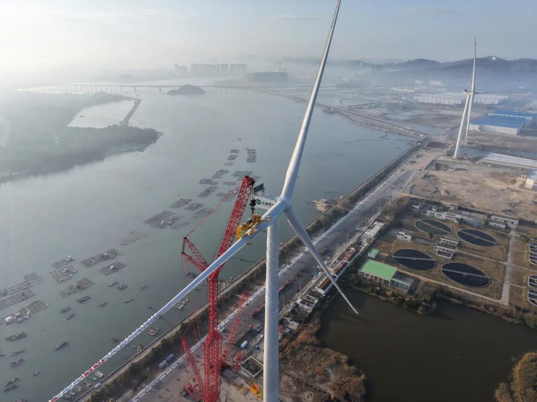 電氣風(fēng)電海神平臺EW14.0-270機組成功吊裝