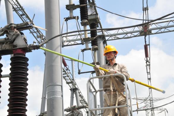 23年盡心守護電網安全的“蜘蛛俠”——記國網莆田供電公司運維檢修部輸電帶電作業(yè)班班長林晴陽